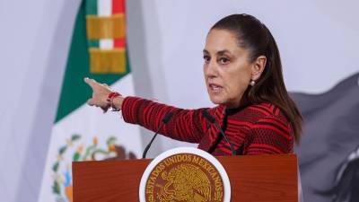 En Palacio Nacional, la Presidenta reencauzó el debate del Plan B hacia el recorte de beneficios en instituciones y órganos legislativos.