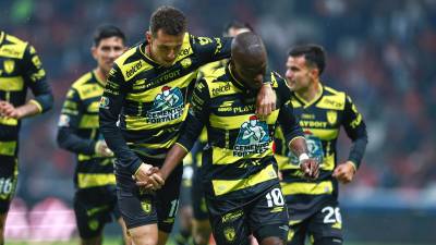 Toluca y Pachuca disputan un balón en medio campo durante el duelo de ida en el Estadio Nemesio Diez.
