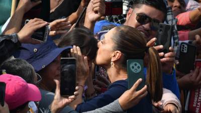 Sheinbaum también aprovechó la ocasión para rendir homenaje a los pueblos originarios, a los migrantes, y al pueblo mexicano en general.