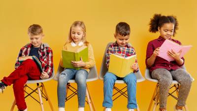 Fomentar la lectura de libros en papel tiene efectos positivos en el desarrollo intelectual, social y emocional en los niños.