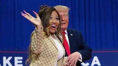 Apoyo. La intérprete de ‘Anaconda’ acompañó a Donald Trump en un acto político en Michigan, donde el mandatario respaldó al candidato republicano Mike Rogers.