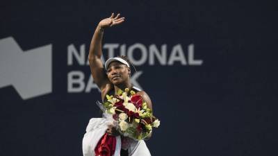 Serena Williams, deja la cancha con un ramo de flores y despidiéndose de los aficionados tras caer ante la suiza Belinda Bencic.
