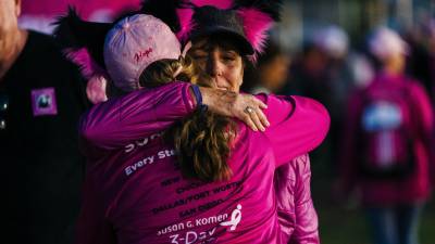 La autoexploración regular es fundamental para la detección temprana del cáncer de mama, y las campañas de concientización deben enfocarse en empoderar a las mujeres para que prioricen su salud.