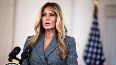 WASHINGTON (United States), 09/04/2026.- US First Lady Melania Trump delivers remarks from the Grand Foyer of the White House in Washington, DC, USA, 09 April 2026. The first lady delivered a statement from the White House denying any ties with Jeffrey Epstein. EFE/EPA/ANNABELLE GORDON