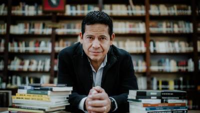 Julián Herbert toma la crítica para explorar la narrativa de sus colegas en nuevo libro