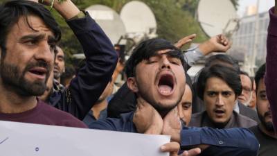 Musulmanes chiíes gritan consignas para condenar asesinatos en una emboscada en el distrito de Kurram, durante una protesta en Lahore, Pakistán. FOTO. AP.