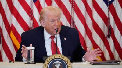 El presidente estadounidense Donald Trump habla durante un evento para promover la inversión en atención médica rural, en la Sala Este de la Casa Blanca en Washington.