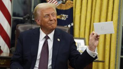 El 20 de enero, Trump exhibió el sobre que le dejó Biden con el número 47 escrito.