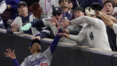 Los fans interfirieron justo cuando Mookie Betts se disponía a “cachar” la bola en el encuentro entre Dodgers y Yankees.