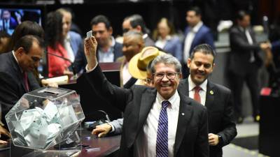 Monreal sostuvo que la revisión de esos temas formaría parte de un análisis sobre los siguientes pasos legislativos.