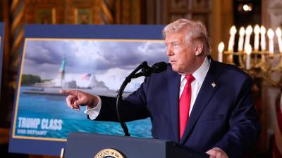 El presidente Donald Trump en su club Mar-a-Lago en Palm Beach, Florida en donde anunció un nuevo buque de guerra de gran tamaño que él llama un “acorazado”.