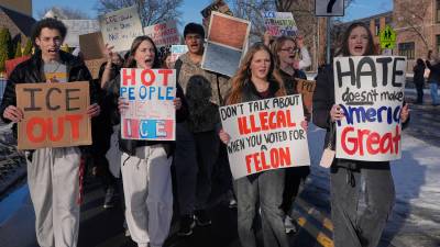 Estudiantes abandonan la escuela secundaria Roosevelt durante una protesta, el lunes 12 de enero de 2026, en Minneapolis.