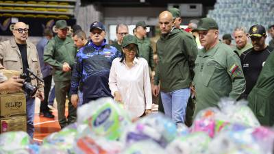 La presidenta encargada de Venezuela, Delcy Rodríguez, este domingo, revisando ayudas para los damnificados tras el doble terremoto de magnitud 7.2 y 7.5, en Caracas, Venezuela