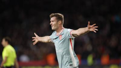 El delantero noruego del Atlético de Madrid, Alexander Sorloth, anotó el gol con el que vencieron al Barcelona en LaLiga.