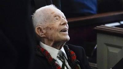 ARCHIVO – El expresidente Jimmy Carter saluda a los asistentes al salir del funeral de su esposa, la ex primera dama, Rosalynn Carter, en la Iglesia Bautista Maranatha en Plains, Georgia, el 29 de noviembre de 2023. (AP Foto/Alex Brandon, Pool, Archivo)