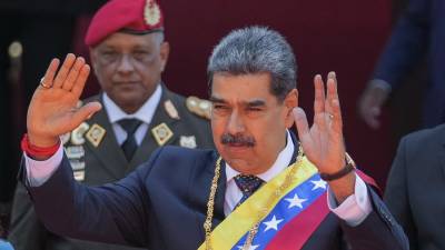 El presidente venezolano Nicolás Maduro saluda después de prestar juramento para un tercer mandato en Caracas, Venezuela.