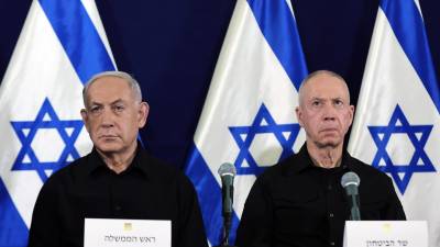 El primer ministro israelí, Benjamin Netanyahu (izq.), y el ministro de Defensa, Yoav Gallant (der.), se dirigen a una conferencia de prensa en la base militar de Kirya en Tel Aviv, Israel, el 28 de octubre de 2023. FOTO: EFE.