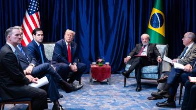 El presidente brasileño Luiz Inácio Lula da Silva y Donald Trump durante una reunión bilateral; a pesar de las tensiones.