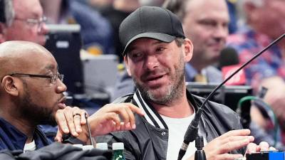 El ex de los Cowboys se declaró “no contest” ante el cargo de conducir bajo los efectos del alcohol en Wisconsin. La CBS aún no define su futuro.