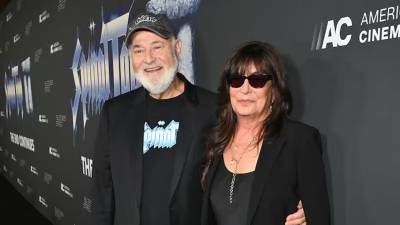 Las autoridades investigan un aparente homicidio tras localizar heridas de arma blanca en ambos cuerpos, mientras un familiar es interrogado.