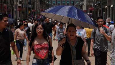 Capitalinos se cubren de los rayos del sol debido a las altas temperaturas por la tercera ola de calor en el país