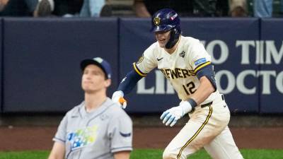 Sal Frelick conectó el jonrón que empató el encuentro, mientras Cooper Pratt impulsó la carrera de la victoria que puso a Milwaukee 2-0 en la Serie Mundial.