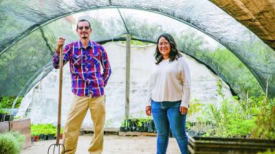 Javier Alanís y Sharon Castillo en el invernadero de la Universidad Carolina.