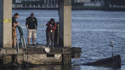 Los restos de dos botes después de una explosión en una marina en Fort Lauderdale, Florida, el 24 de diciembre del 2024.