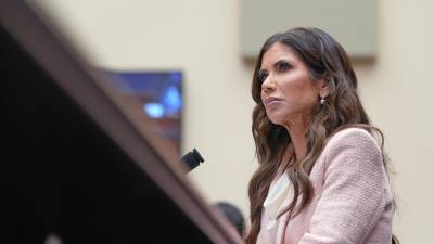 La secretaria de Seguridad Nacional, Kristi Noem, testifica durante una audiencia de supervisión del Departamento de Seguridad Nacional ante el Comité Judicial de la Cámara de Representantes en el Capitolio