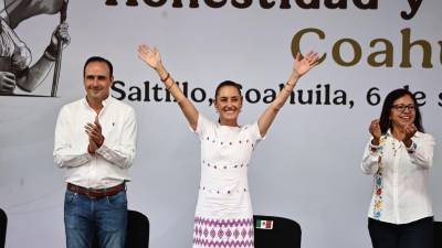 La Presidenta fue recibida entre gritos y consignas en un encuentro al que también acudieron representantes políticos estatales y legisladores federales.