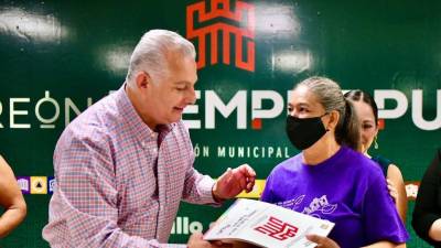 El Alcalde Román Alberto Cepeda González este día hizo entrega de escrituras a más de 50 familias.