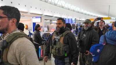 Agentes federales de inmigración caminan por la Terminal 5 del Aeropuerto Internacional John F. Kennedy (JFK) en el distrito de Queens, Nueva York, el lunes 23 de marzo de 2026. (Foto AP/Ryan Murphy)