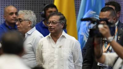 Trump hizo el anuncio a través de redes sociales y añadió que la decisión del presidente colombiano Gustavo Petro ‘pone en peligro’ la seguridad nacional estadounidense. FOTO: