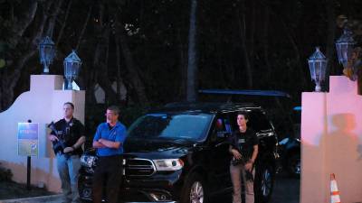 Agentes del Servicio Secreto armado se paran frente a la entrada de la propiedad Mar-a-Lago del expresidente Donald Trump en Palm Beach.