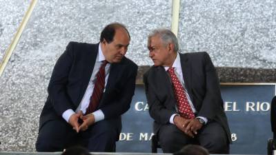 De acuerdo con Riva Palacio, Cárdenas Batel fue una de las tres personas en quien más se apoyó López Obrador, pero poco a poco fue desplazado, mientras el caricaturista Rafael Barajas, ‘El Fisgón’, ganaba cada vez más participación.