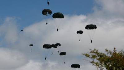 Paracaidistas descienden en Carentan-Les-Marais, en Normandía, Francia.