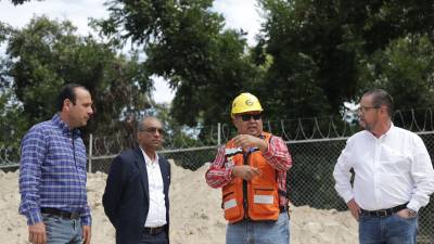 El alcalde Fernando Orozco Lara y Guillermo Riddle, Gerente General de Artistic Milliners, durante la revisión de los avances en la planta textil.