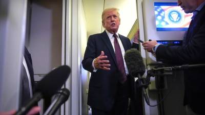 El presidente Donald Trump habla con los periodistas a bordo del Air Force One, el domingo 15 de marzo de 2026, en ruta desde West Palm Beach, Florida, a la Base Conjunta Andrews, Maryland.