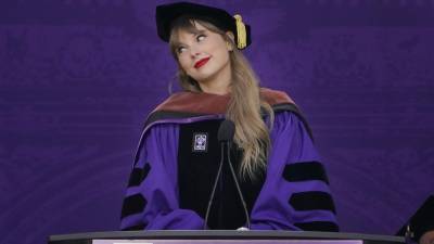 Taylor Swift habla en la ceremonia de graduación de la Universidad de Nueva York en el Yankee Stadium.