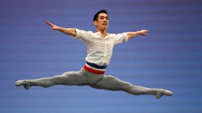 El bailarían japonés Tomoha Terada baila en el XIV Concurso Internacional de Ballet, en el Escenario Nuevo del Teatro Bolshoi, en Moscú, Rusia.