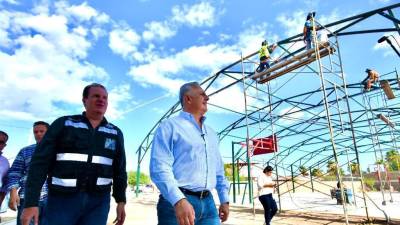 El alcalde supervisó acciones de pavimentación, bacheo, construcción de techumbre y rehabilitación de plazas, que se realizan dentro del programa “Torreón a la Obra”.
