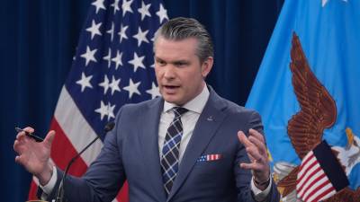 El secretario de Defensa, Pete Hegseth, habla con los medios de comunicación durante una rueda de prensa en el Pentágono, en Washington.