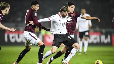 Santiago Giménez la pasó mal en el compromiso donde el Milan cayó ante el Torino.