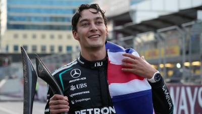 George Russell resistió el ataque final de Max Verstappen y conquistó el GP de Azerbaiyán por apenas 0.196 segundos; Checo Pérez finalizó en la posición 15.