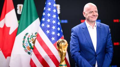Grupos de seguidores de distintos continentes lanzaron la campaña #InfantinoOut, protestando contra el líder de la FIFA