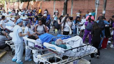 Los pacientes son evacuados de un hospital tras el terremoto que azotó Cali. Se estima que hay más personas del área de cuidados intensivos bajo los escombros.