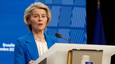 La presidenta de la Comisión Europea, Ursula von der Leyen, habla durante una conferencia de prensa en la Cumbre de la UE en Bruselas, el viernes 19 de diciembre de 2025.