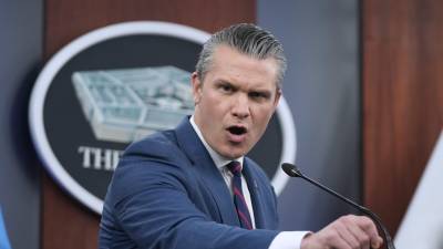 El secretario de Defensa de Estados Unidos Pete Hegseth da una conferencia de prensa en el Pentágono en Washington.