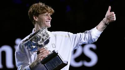 nnik Sinner celebra su segundo título consecutivo en el Abierto de Australia, consolidando su estatus como el mejor del mundo.