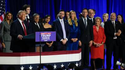 El candidato presidencial republicano, el expresidente Donald Trump, da un discurso en West Palm Beach, Florida.